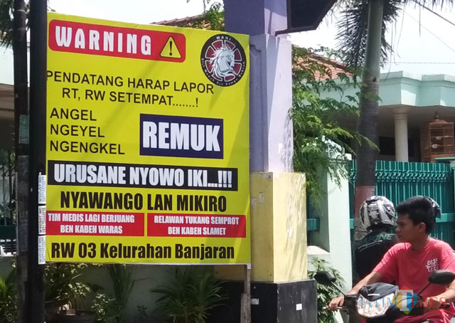 Menjamurnya Spanduk Dengan Tulisan Unik