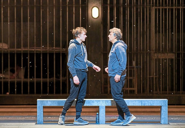 Distribution De Au Service Du Passé "Parsifal et les ombres du passé" - impressionnante réalisation de