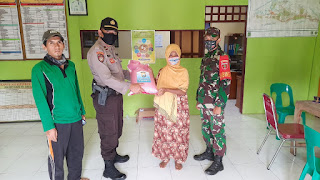Sinergitas TNI POLRI Menyalurkan Bantuan Sosial Beras Kepada Warga Yang Terdampak Covid 19 di Desa Mandalan