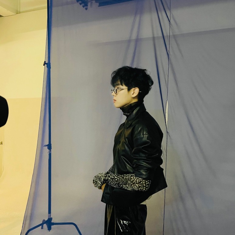 데뷔하고 첫 화보 공개된 가수 데미안 | 인스티즈