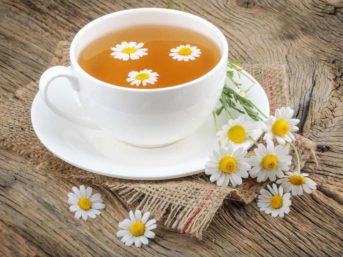 Настой ромашки. Чай "ромашка". Чай из ромашки. Ромашковый чай для женщин. Ромашковый чай.