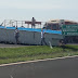 Piscina de 8 metros de comprimento cai de caminhão e bloqueia trecho de rodovia no norte do Paraná