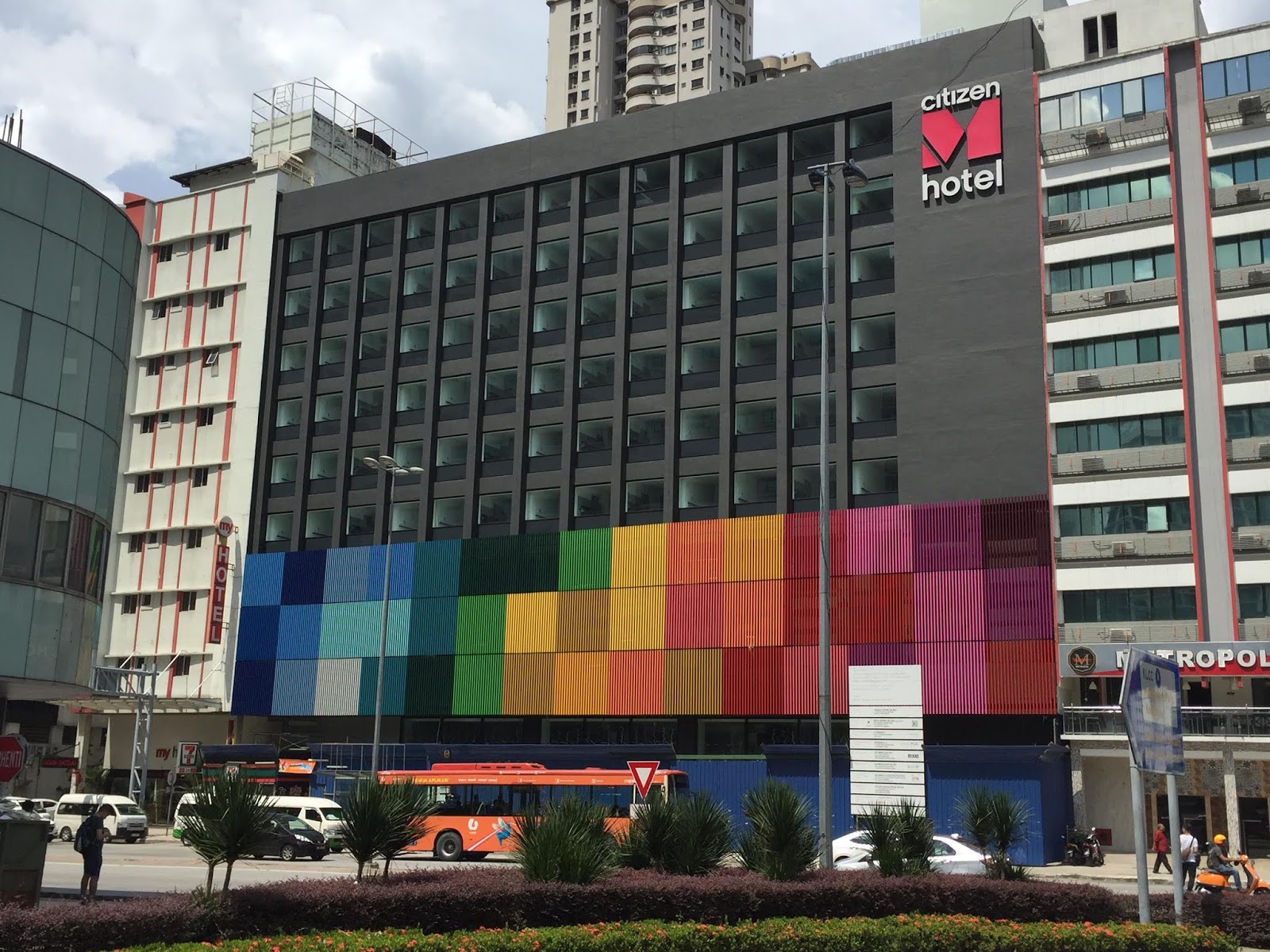 SANTAI DI HOTEL CITIZENM KUALA LUMPUR BUKIT BINTANG, DEKORASI MODERN