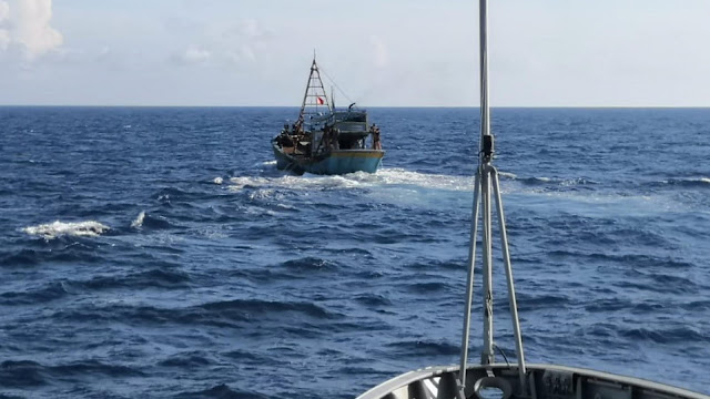 KRI Kerambit-627 Amankan Kapal Vietnam, Diduga Mencuri Ikan 2 Ton KRI Kerambit-627 Amankan Kapal Vietnam, Diduga Mencuri Ikan 2 Ton