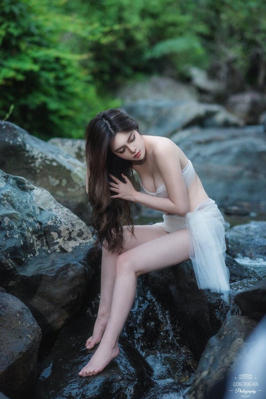 Gallery - Vietnamese model Cao Diep Anh - A beautiful girl Beside a Stream by Forest - P3