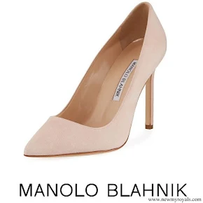 Meghan Markle wore Manolo Blahnik 'BB' Pumps In Beige Suede