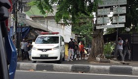 Ambulans RS UMMI Bogor Sambangi Depan Gang Rumah HRS, Ada Apa?