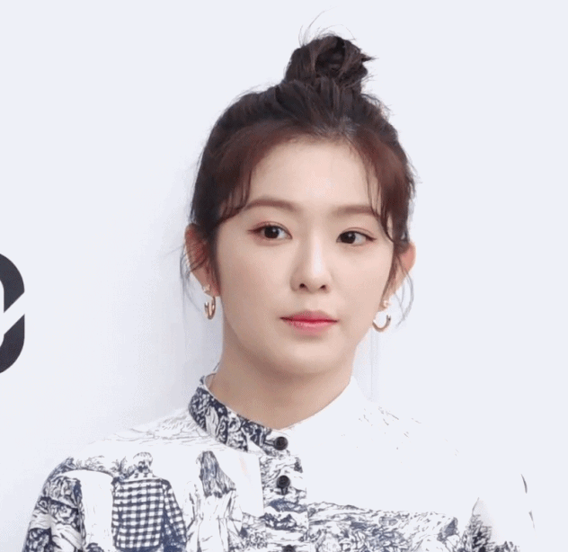짧지만 곧게 이쁘게 뻗은 아이린 다리......GIF