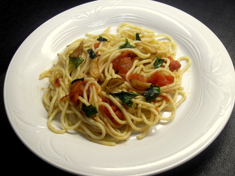 Spaghetis al pomodo, basilico e aglio.