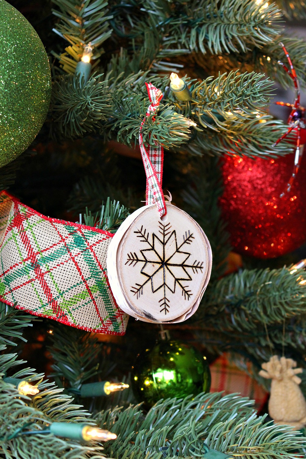 DIY Wood Burned Birch Slice Ornaments | Dans le Lakehouse