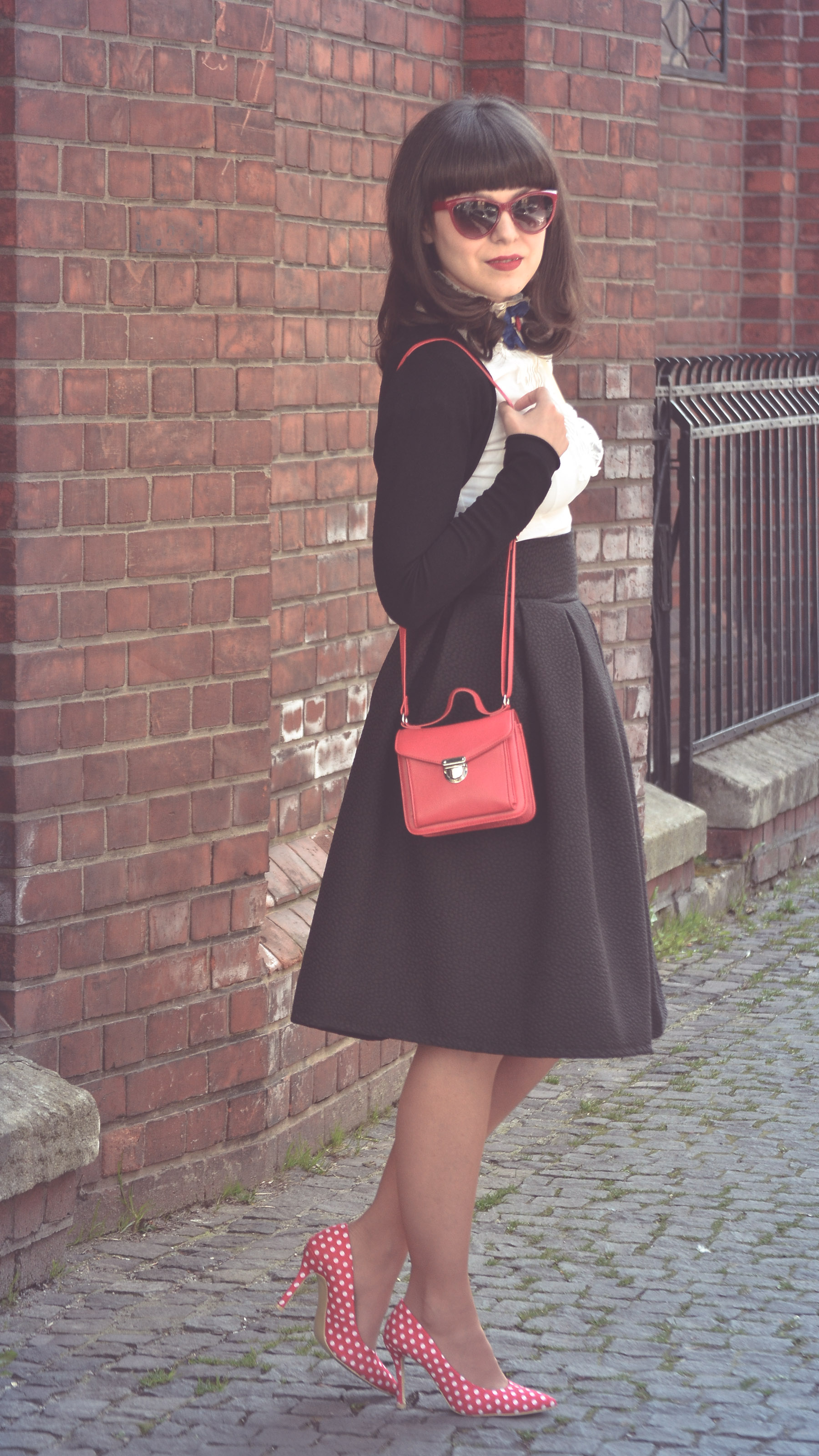 midi puffed up 50s black style skirt vintage style white shirt dotted red heels minnie outfit red purse depurtat