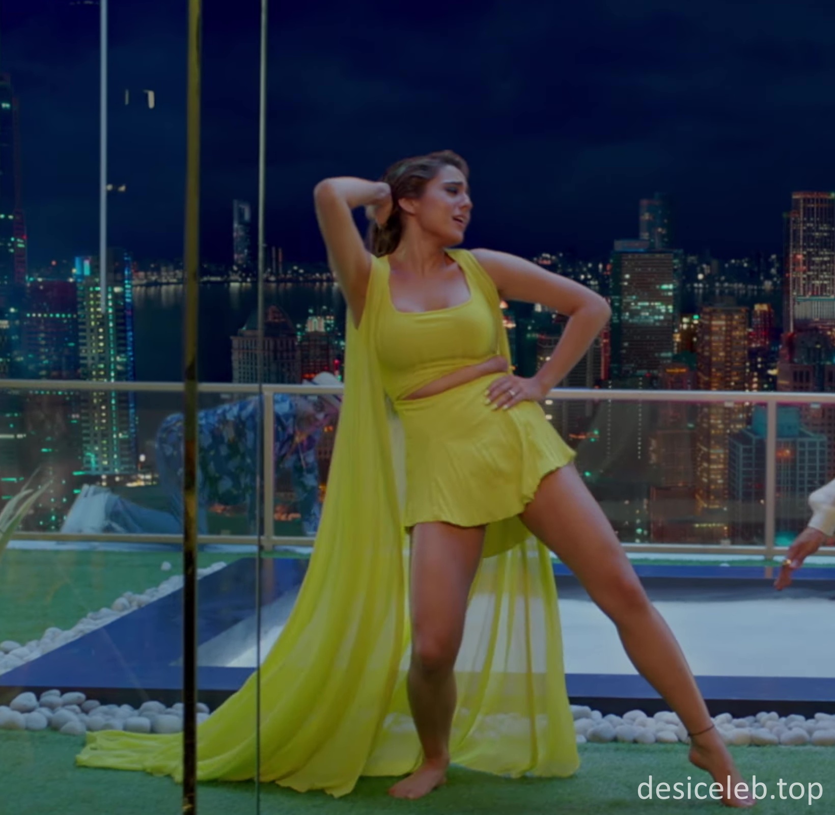 Sara Ali Khan Sexy thighs Husnn Hai Suhaana New Video Song, Sara Ali Khan Hot Stills, Sara Ali Khan boobs, Sara Ali Khan ass,Sara Ali Khan wet body