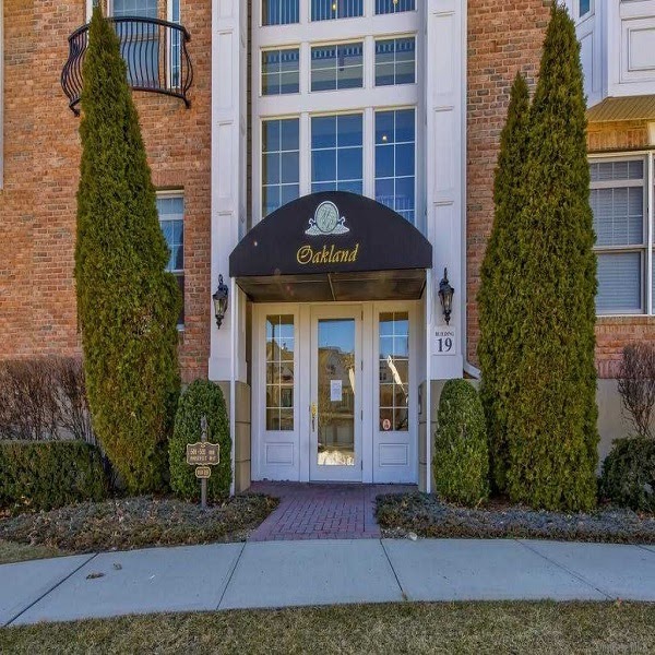 Meadowbrook Pointe Resales 523 Roosevelt Way, Westbury, NY, 11590