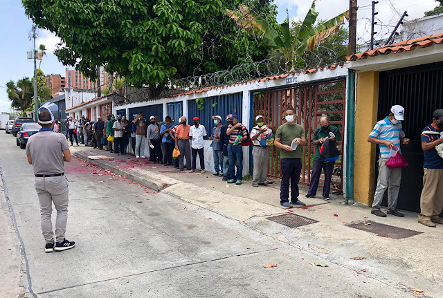 Angelo Rangel entrega comida a personas en situación de calle y desplazados por la violencia en El Cementerio - Jul 2021 - Fotos Angelo Rangel