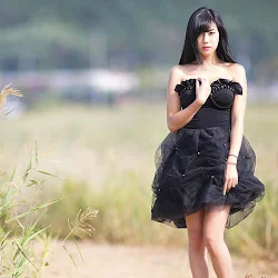 Kim Ha Yul – Black Dress Outdoor Foto 1