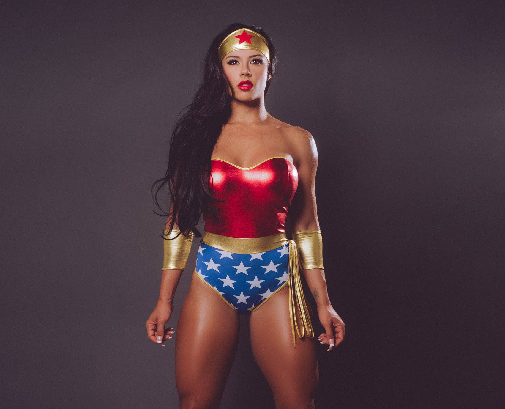 чудо женщина большой. чудо женщина большой. персонаж вандер вумен. алиса гудвин косплей чудо женщина. вандер вумен 18 +.