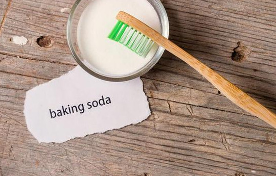 3+ Cara Memutihkan Gigi dengan Baking Soda Secara Alami dan Cepat