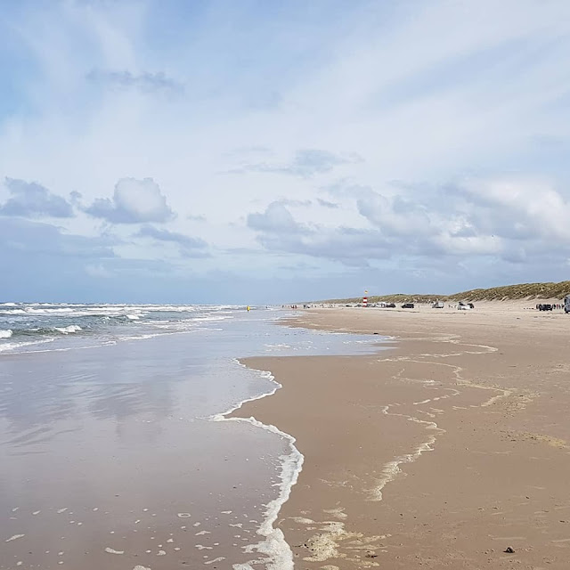 Vejers: Aktivitäten und Tipps für einen gelungenen Familienurlaub. Der breite Strand und die Dünen in Dänemark sind wunderschön.