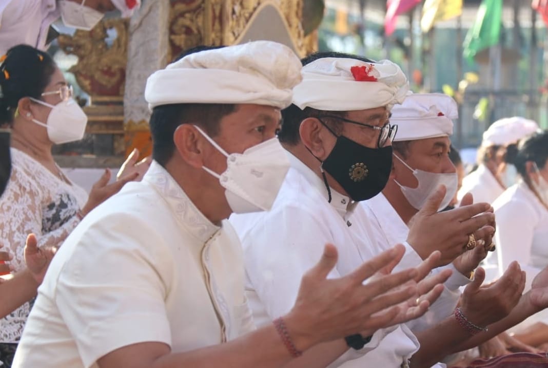 Bersembahyang di Pura Besakih, Wagub Bali Mohon Umat Diberi Ketenangan Hati Pikiran