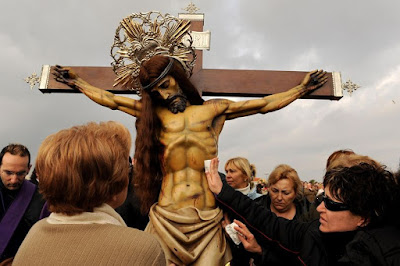 los cristianos de todo el mundo conmemoran la muerte de jesucristo