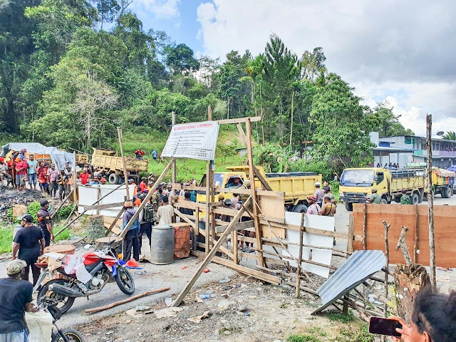 Massa Buka Palang Jalan Trans Jayapura-Wamena di Elelim