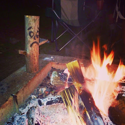 Lagerfeuer lustig beim Camping - Trauriges Holz