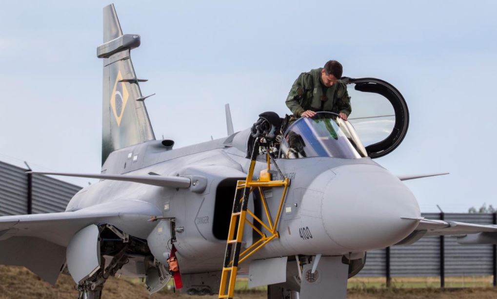 First of 36 Saab F-39E Gripen fighter aircraft arrives in Brazil