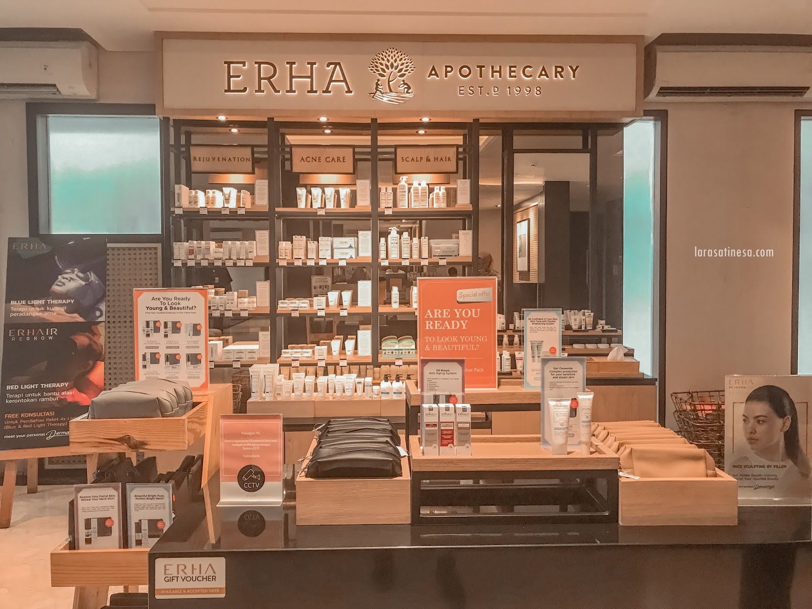 дизайнерская аптека. красивый фасад аптеки. интерактивные капсулы. магазин золотое яблоко дерма центр фото. золотая дерма центр магазин косметика.