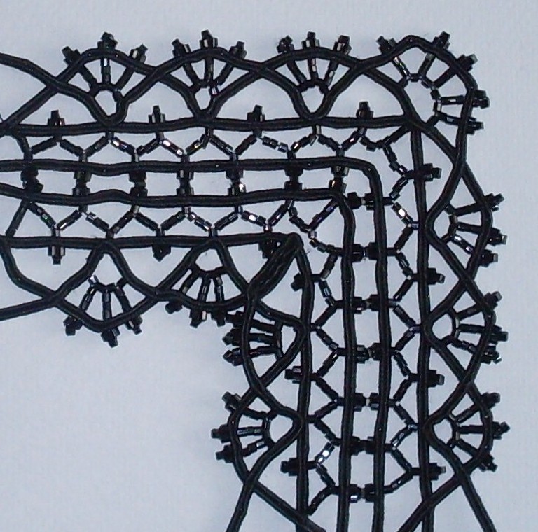 PILARIKAS DE FIELTRO BORDADO AL AIRE