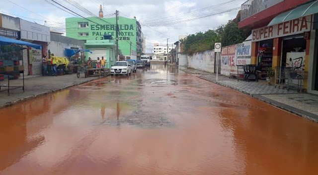 Vazamento de água da Embasa alaga rua em Jacobina