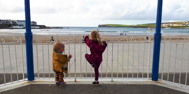 Kilkee, Kilkee beach, Irlanti, lapset rannalla, vuosi 2019, muistoja, pallotakki, pop raitahousut, venetakki