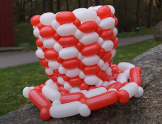 Zylinderhut aus Luftballons als Kostümaccessoires.