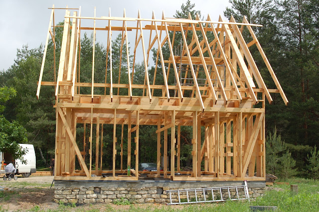 Dom-drewniany-w-trakcie-budowy