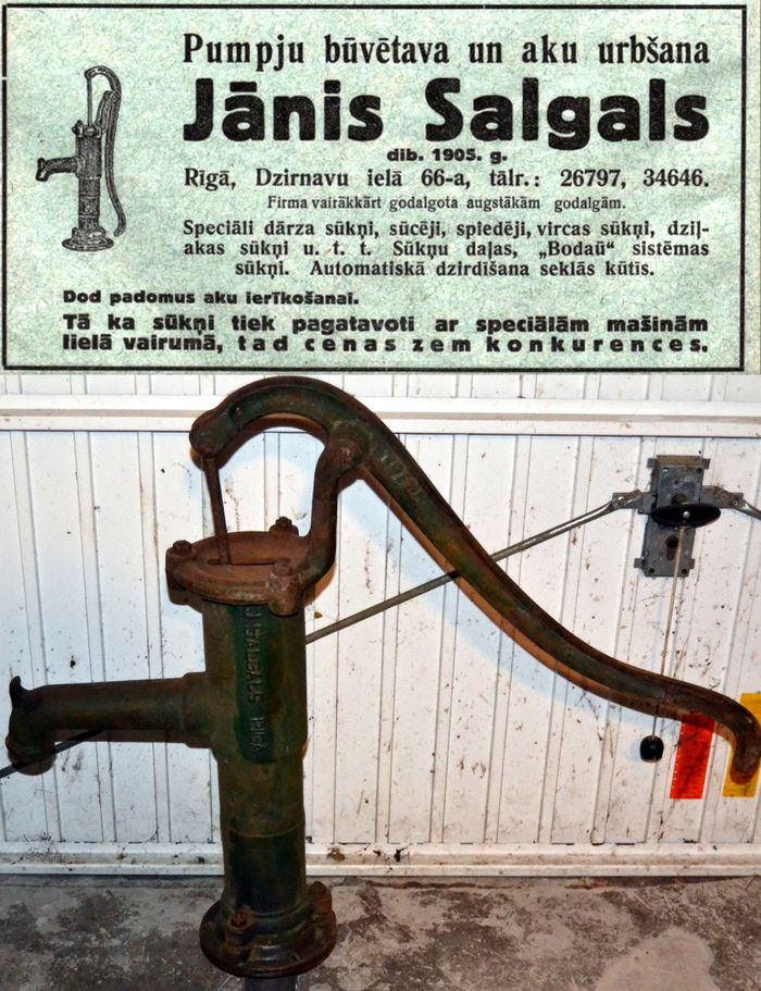 Jāņa Salgala uzņēmuma reklāma un apakšā viņa ražotais ūdens pumpis, kas saglabājies līdz mūsdienām