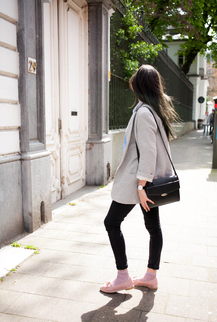 Outfit preppy in oversized blazer, glitter socks and pink loafers