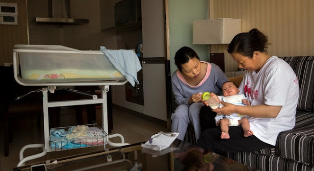 China pasa de un extremo a otro, ahora obligan a parejas a tener hijos