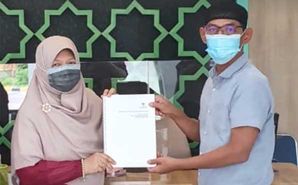 Elni Sumiarti tunjukkan hasil audit laporan keuangan Baznas Kota Padang