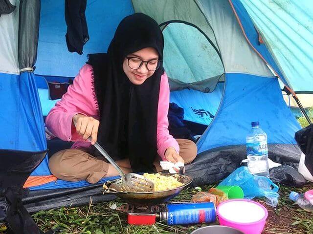 Pendaki wanita koki gunung - foto instagram kopi_senja_ Pendaki wanita koki gunung - foto instagram kopi_senja_