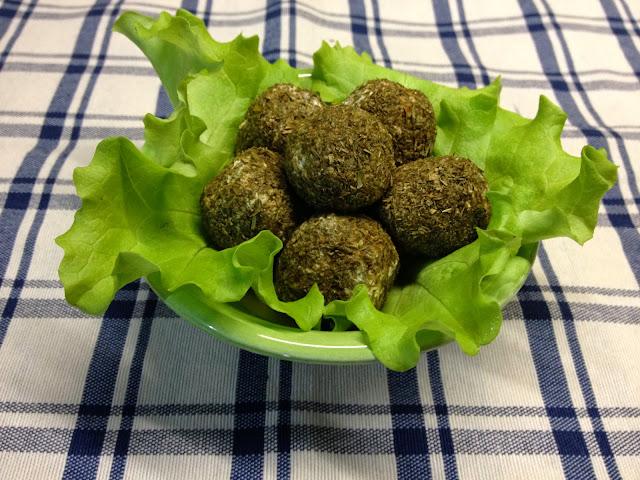 tartufini con polvere di capperi ed erba cipollina