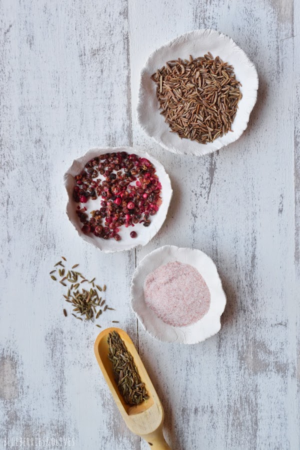 INGREDIENTES PARA MARINAR: SEMILLAS ALCARAVEA Y COMINO, PIMIENTA ROJA, FONDO MADERA DESGASTADA