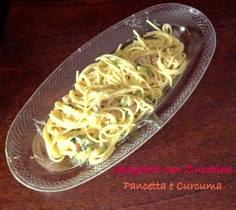 spaghetti alle zucchine e pancetta con curcuma