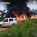 VÍDEO: Sem terra atacam vigilantes de fazenda e tocam fogo em carros no sul da Bahia.