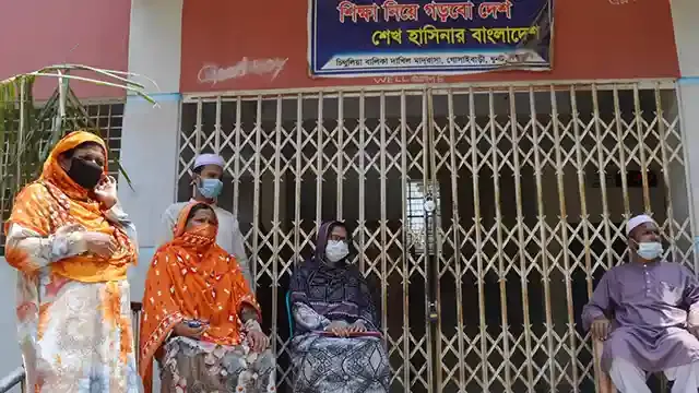 ধুনটে মাদ্রাসার কার্যালয়ে তালা ঝুলিয়ে দিয়েছেন সভাপতি