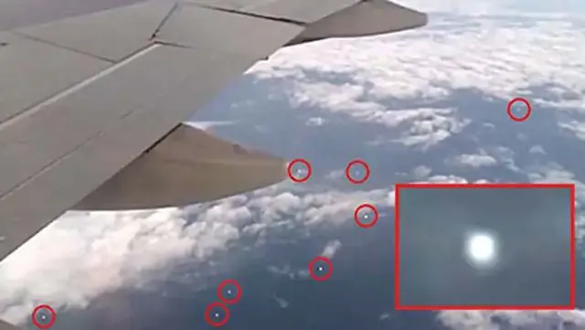 Flota de OVNIs es grabado mientras se deplaza por debajo de avión de pasajeros