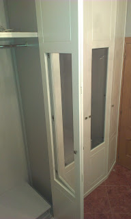 MUEBLES A MEDIDA: Armario de esquina lacado en blanco con 4 puertas con