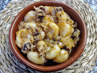 Chipirones en salsa de cebolla y vino