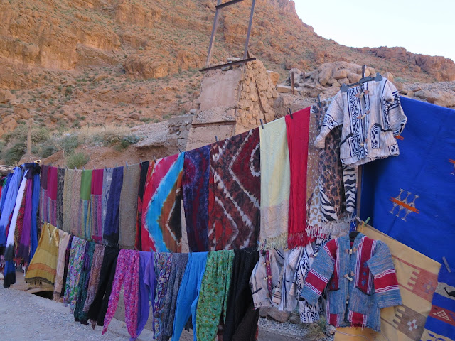 Puestos de souvenirs en el Todra