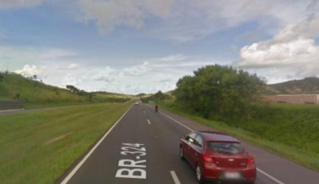 Três homens armados atravessam carro e fazem arrastão no KM-588 da BR-324