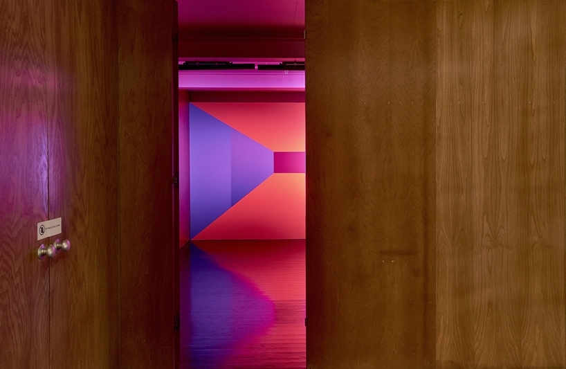La luz brilla a través de una instalación de panel geométrico teñido de colores por Art Duo Luftwerk