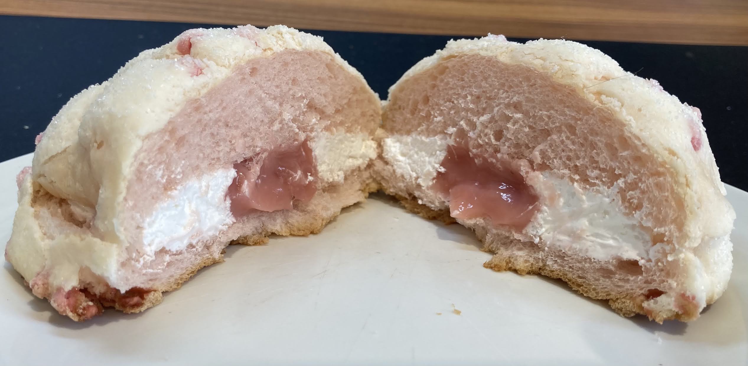 実食 ローソンのいちごメロンパンレビュー カロリー糖質は コンビニ研究本部パン調査室 コンビニ サラリーマン総研 最新コンビニグルメがわかるブログ